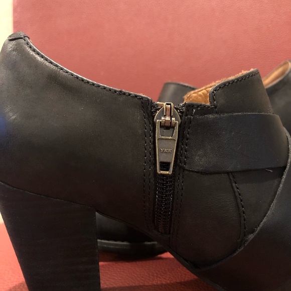 EUC CLARKS BLACK LEATHER BOOTIES - Picture 4 of 8